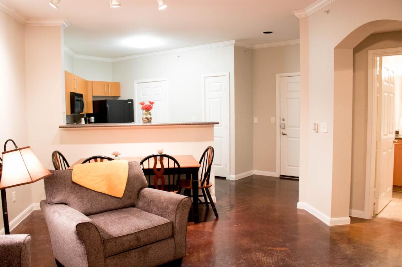 Downtown Dallas Beautiful Poolside Apartment Extérieur photo